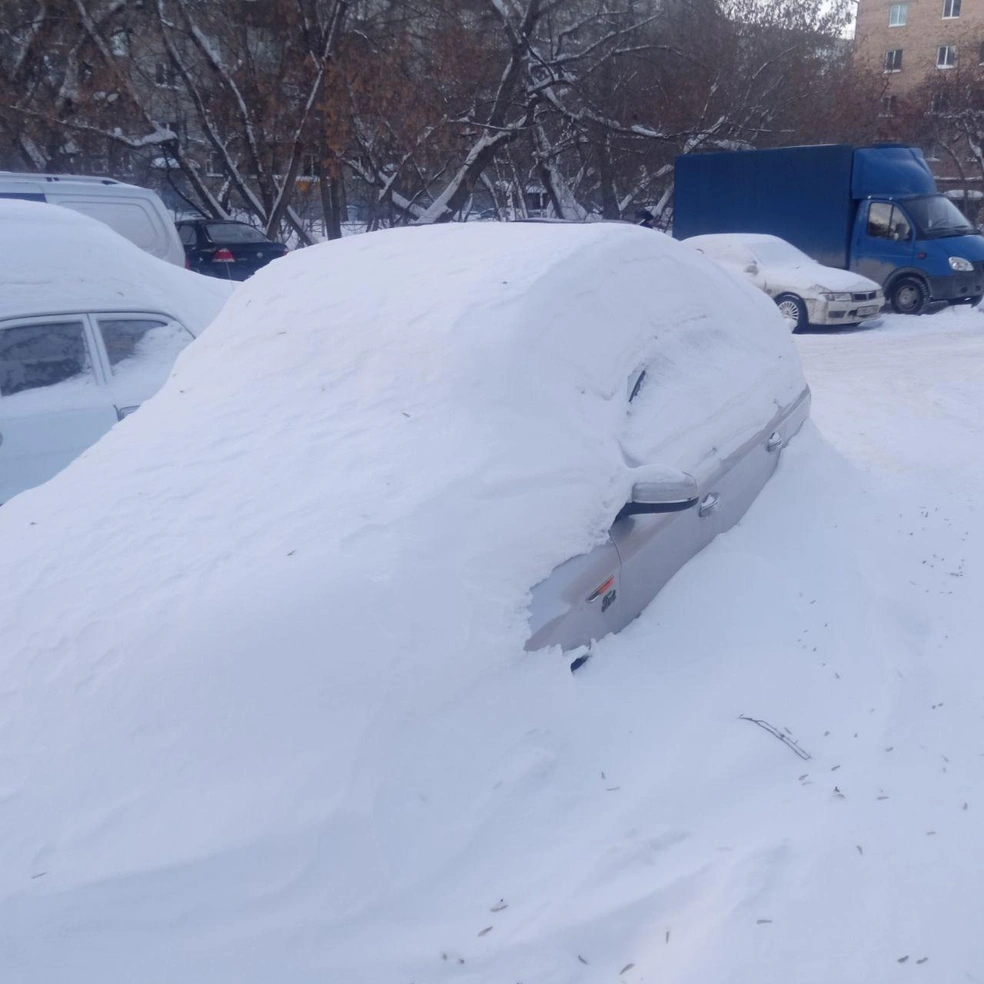 Как убрать брошенные машины в Екатеринбурге, почему бросают автомобили во  дворах, что делать с подснежниками, когда машина вросла в сугроб и занимает  место, как эвакуировать авто из-под снега - 14 марта 2024 -