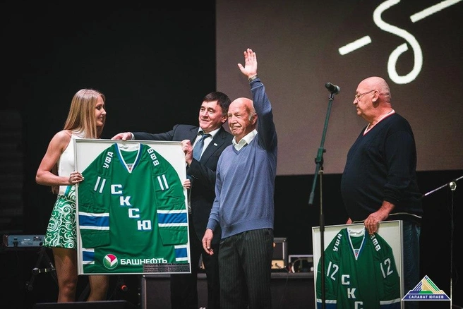Заварухин-старший на награждении | Источник: ХК «Салават Юлаев» / Vk.com