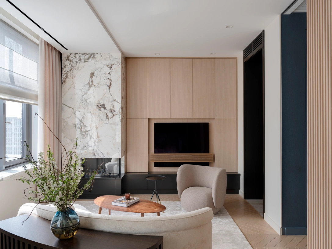 Гостиная. Встроенные шкафы с интегрированным ТВ, компания «Квинтон». Телевизор, Bang & Olufsen. Кресло, Ferm Living. Столики, &Tradition, Dutchbone. | Источник: Кристина Никишина стиль: Нелли Муратова