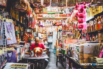 Одна из лавочек, где можно купить «гостинцы» своим мертвым родственникам | Источник: Алина Ринчино / «ИрСити»