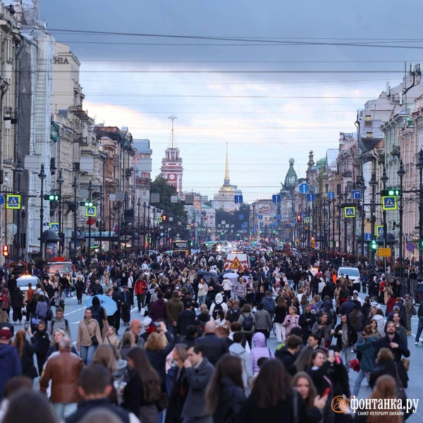 Петербуржцы вышли на пешеходный Невский. Посмотрите на последние прогулки перед открытием движения | Источник: Сергей Михайличенко / «Фонтанка.ру»