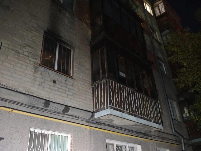 Пожарным пришлось эвакуировать жильцов подъезда, надев им защитные маски | Источник: ИА «Ночные новости»