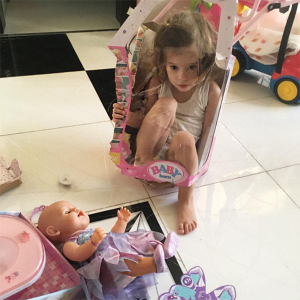 Огромная кукла – один из первых подарков на день рождения Арис