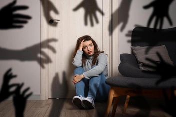 «Снится, что я убегаю от убийц, но дверь не закрывается»