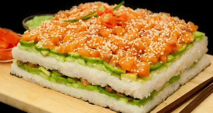 Сладкие хинкали и суши-торт: 6 блюд, которые изменились до неузнаваемости в России