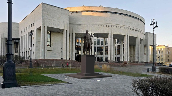Сперанский составит компанию Кони перед зданием Российской национальной библиотеки | Источник: КГА/ Некоммерческая организация «Фонд развития и поддержки органов и организаций системы юстиции»