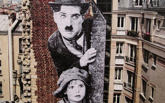 Чарли Чаплин любуется видами Парижа