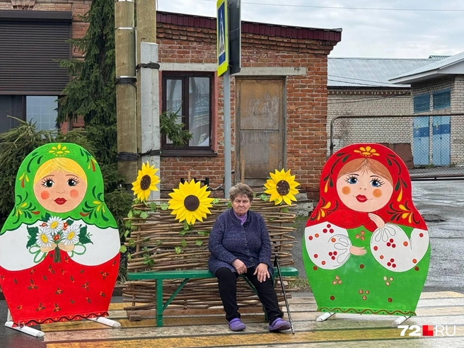 Местные жители уже настолько привыкли к городским праздникам, что сами вписываются в эти интерьеры, не замечая красоты вокруг | Источник: Анастасия Малышкина