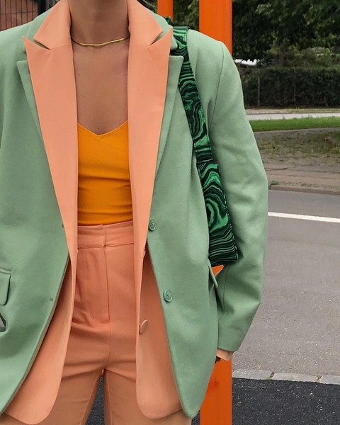 Как носить color blocking зимой 2021: вдохновляемся луками fashion-инфлюенсеров