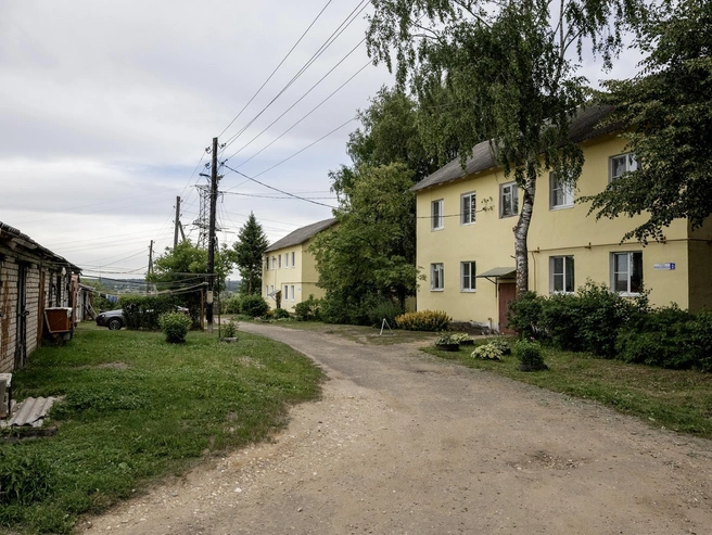 Улица Юбилейная застроена более старыми многоквартирными домами. | Источник: Александр Куренной / 76.RU