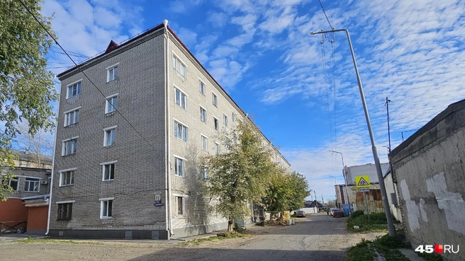 Общежитие на ул. Красномаячной, 62а. В 2024 году его экстренно расселяли, позже люди вернулись в свои квартиры | Источник: Дарья Никитченко / 45.RU