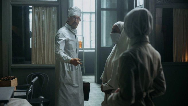 Уж больно современная спецодежда на медсестрах! | Источник: скриншот из сериала «Константинополь» (16+), реж. Сергей Чекалов, «Иви», 2025 год