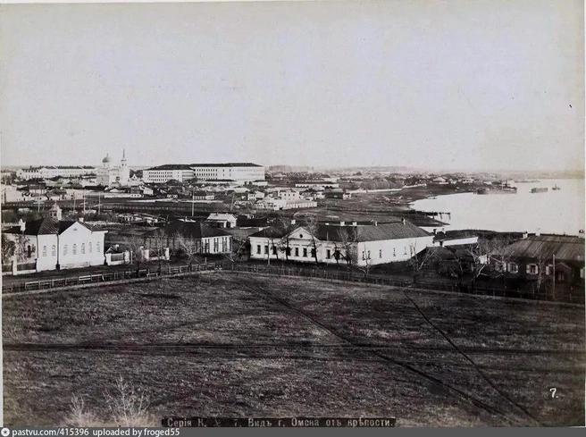 Фото 1895 года. Плац гарнизона Омской крепости | Источник: А. И. Кочешев / Pastvu.com