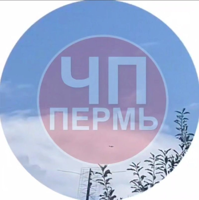 Пермяки встревожились, когда заметили самолет в небе над городом | Источник: ЧП Пермь / Telegram