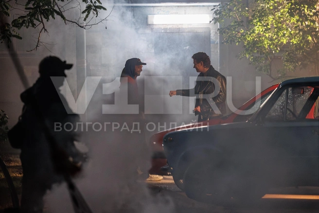 Съемки проходили во дворе дома на улице Дружбы в Волжском | Источник: Алексей Волхонский / V1.RU