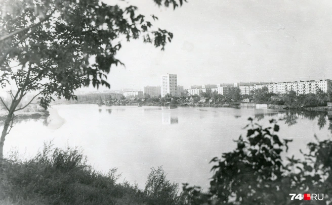 Панорама улицы Набережной с противоположного берега реки Миасс, 1972 год  | Источник: Государственный архив Челябинской области