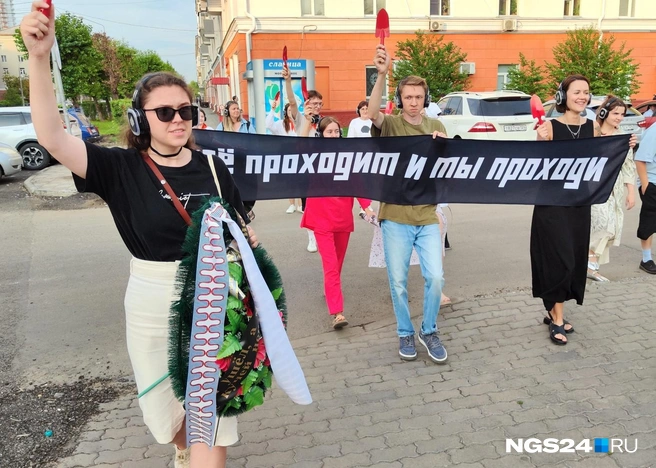 Одна из зрительниц взяла на себя ответственность нести траурный венок | Источник: Полина Бородкина / NGS24.RU