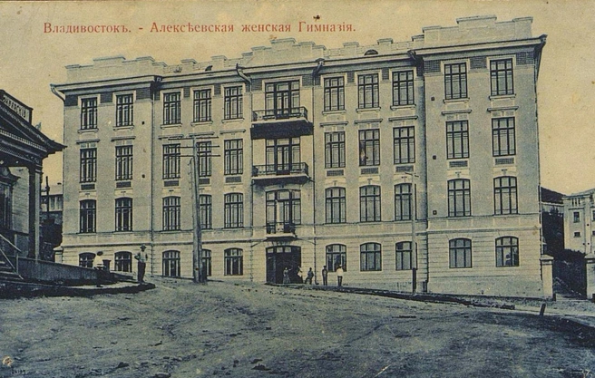 Первая гимназия 120 лет назад была исключительно женской | Источник: pastvu.com