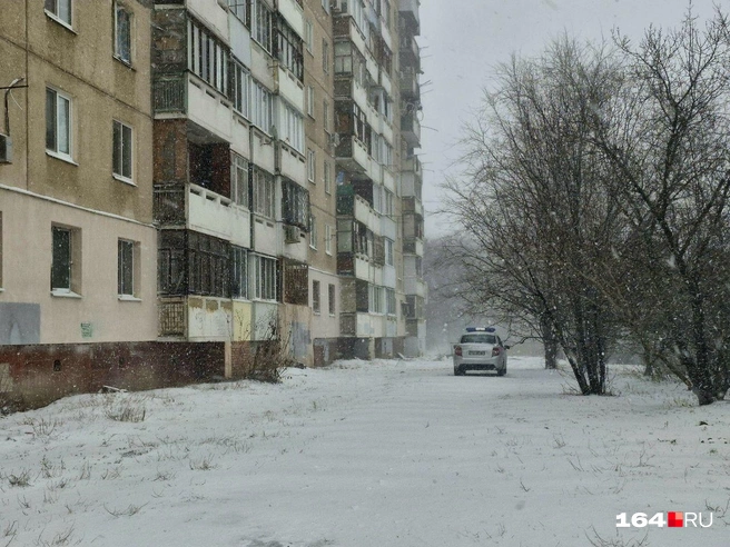 Многоэтажку охраняли полицейские со всех сторон | Источник: Виктория Федорова / 164.RU