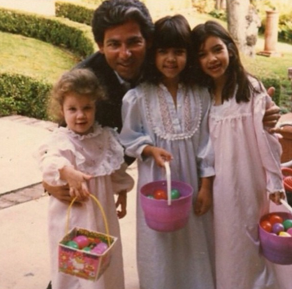 Ким Кардашьян с отцом и сестрами Кортни и Хлое
