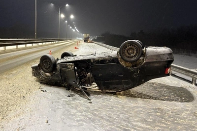 Иномарка опрокинулась на трассе М-4, пострадали женщина и ребенок