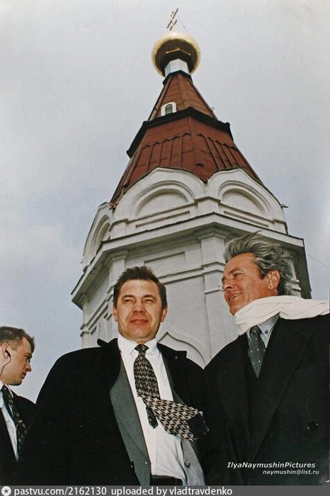 Александр Лебедь и Ален Делон у часовни, 1998 | Источник: Илья Алексеевич Наймушин