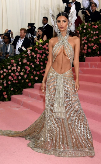 Эмили Ратаковски Met Gala