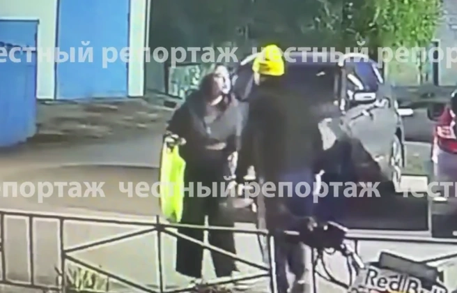 По версии очевидцев, мужчина перепугал всю округу | Источник: Честный репортаж / Telegram