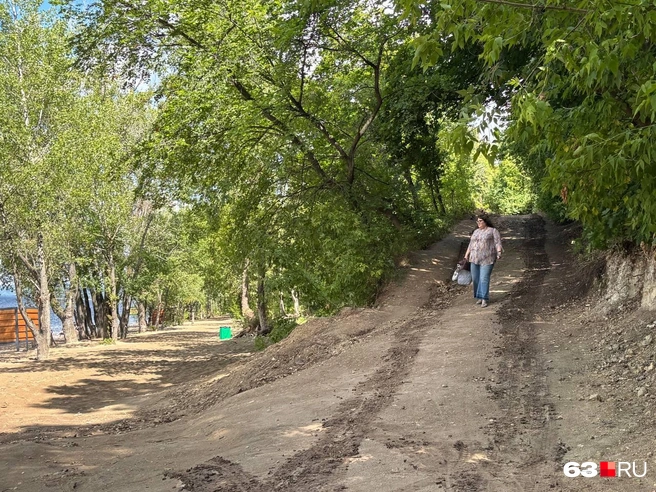 Этот спуск от смотровой площадки самый прямой. Но все еще не самый удобный | Источник: Ксения Бирюкова / 63.RU
