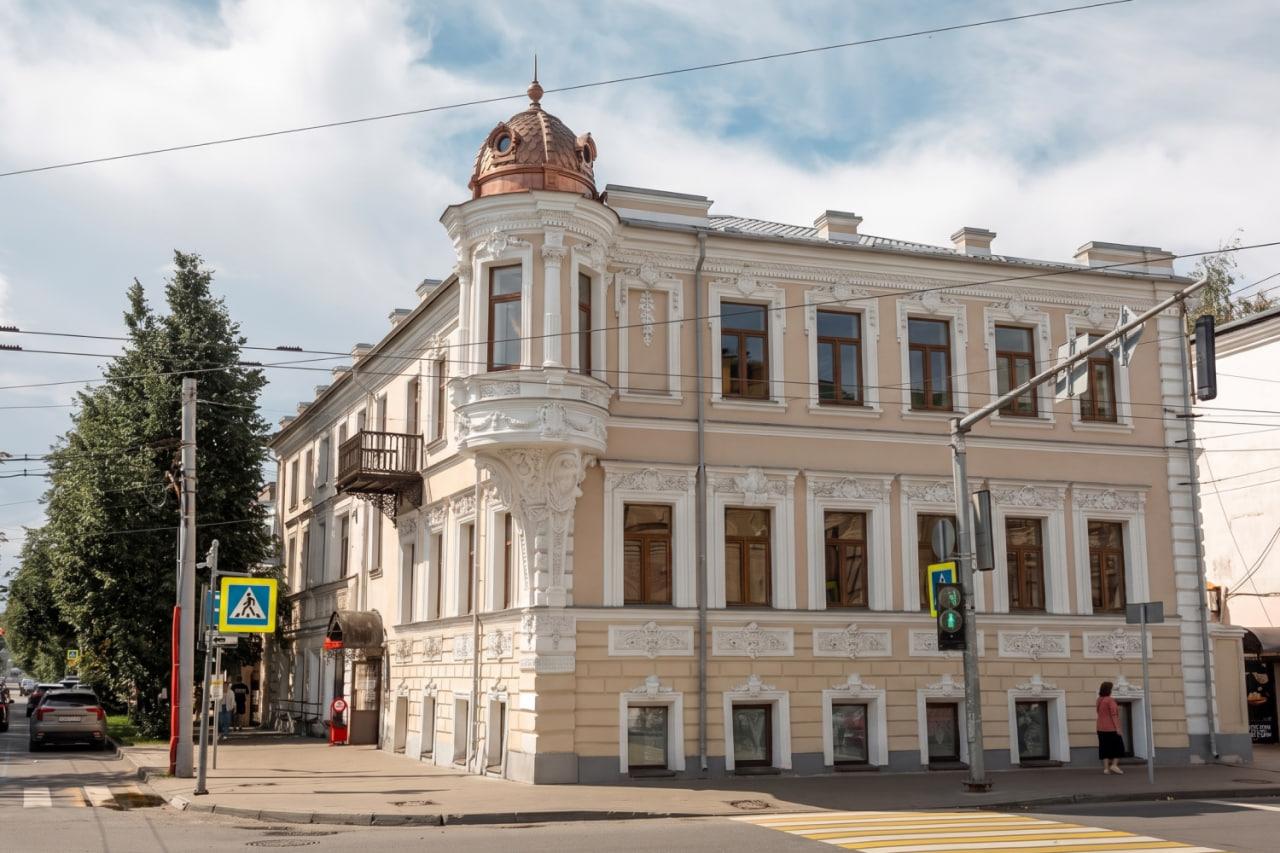 Это здание на углу улиц Пушкина и Ушинского известно в Ярославле как Дом Петражицкого. Оно не разрушено, но внешний вид потрепан. Когда-то чиновники объясняли, что отмыть лепнину сложно, так как под струей современных аппаратов она может попросту отвалиться | Источник: Городские медиа
