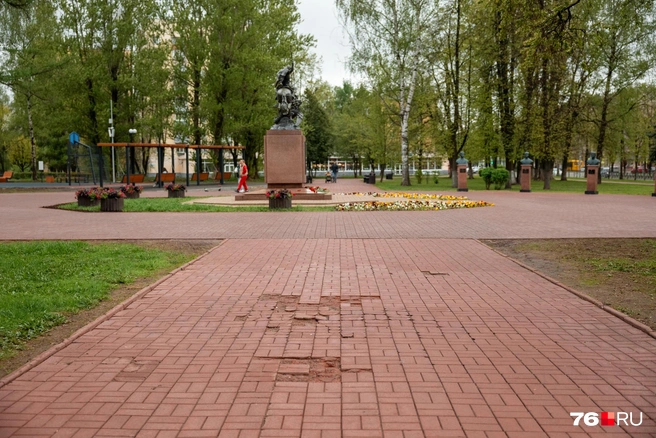 Во многих местах тротуарная плитка разбита | Источник: Александр Куренной / 76.RU