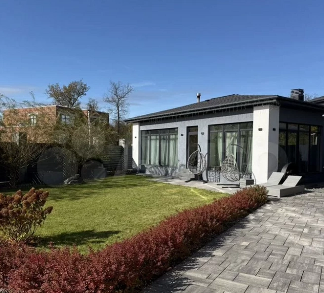 Это либо гостевой домик, либо баня | Источник: сайт объявлений