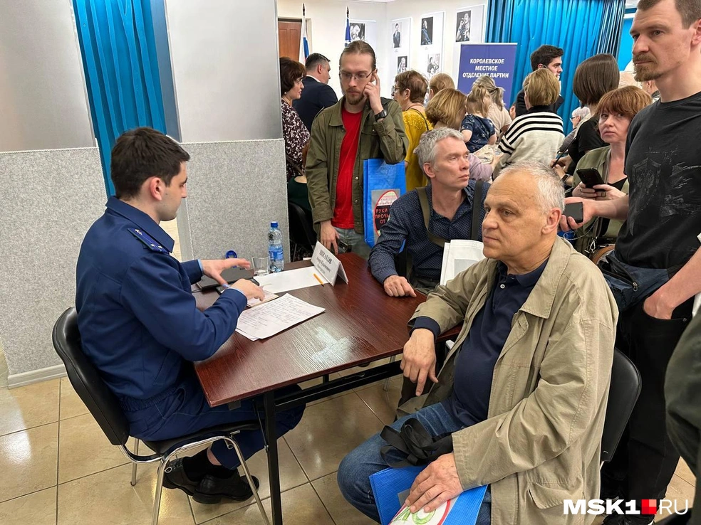 Представитель прокуратуры Королёва слушает жителей | Источник: Андрей Кузнецов / MSK1.RU