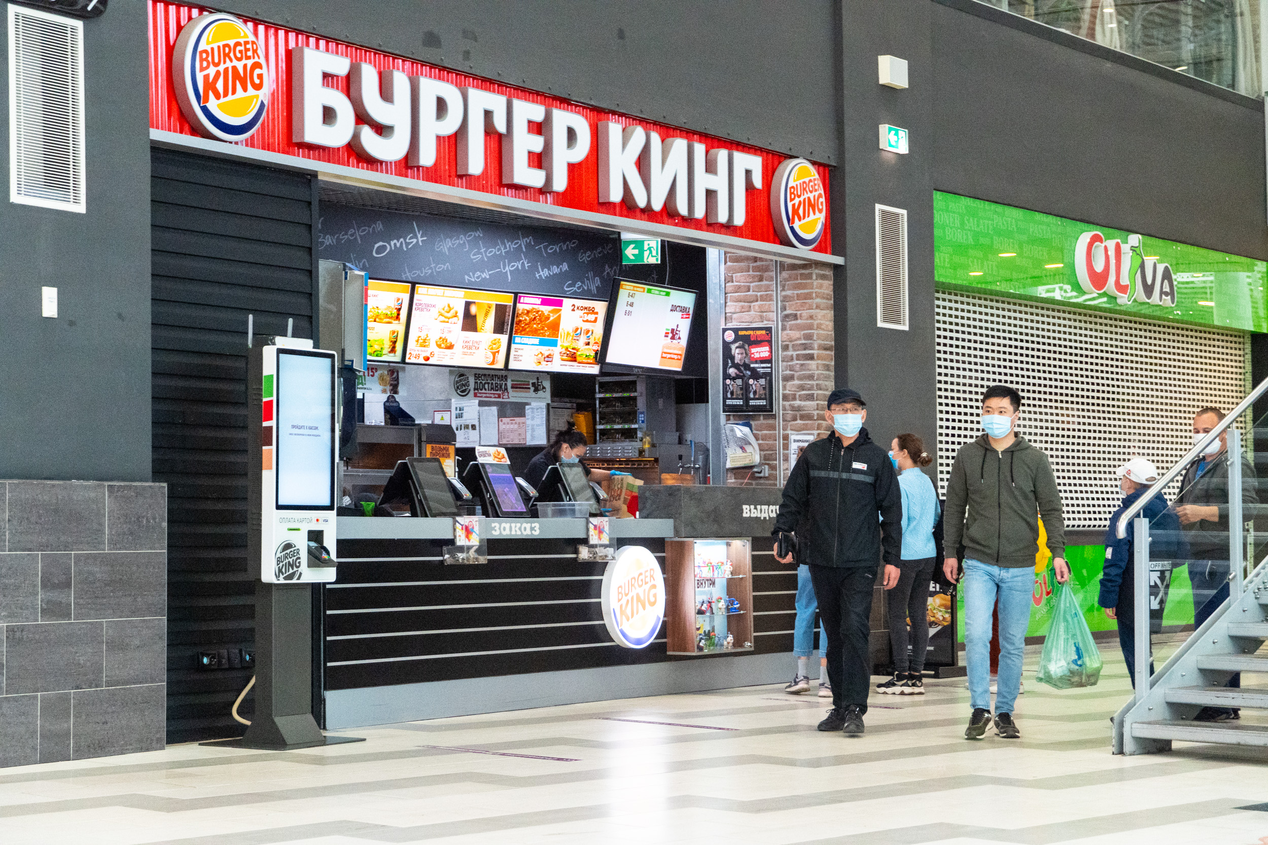 Миллионы убытков и 35 человек без работы: Владивосток может остаться без «Бургер Кинга» из-за сотрудников, снимавших треш-видео с презервативами на кухне