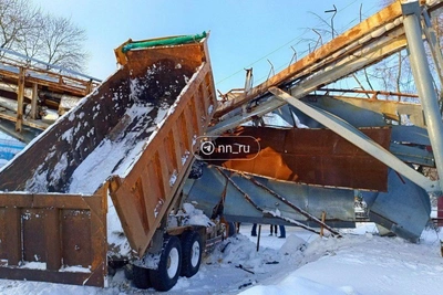 Самосвал задел трубы у аэропорта в Нижнем Новгороде