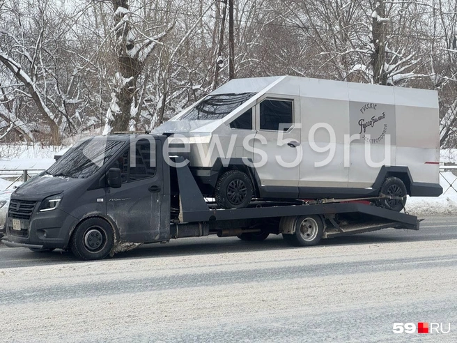 Автомобиль перевозили на эвакуаторе | Источник: читатель 59.RU 