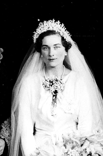 Алиса, герцогиня ГлостерскаяВ 1935 году остепениться решил и третий сын короля Георга V, принц Генри, который повел под венец дочь герцога Бакклейх Алису. Избранница принца, хоть и была аристократкой, всегда придерживалась весьма прогрессивных взглядов (даже замуж девушка вышла в 34 года, что для тех лет было нонсенсом). Так, в день своей свадьбы девушка предстала не в белом, а в розовом платье, а ее голову венчала не тиара в ее классическом понимании, а головной убор, выполненный из хрусталя (но, согласны, спутать его с тиарой на черно-белых фото очень легко).
