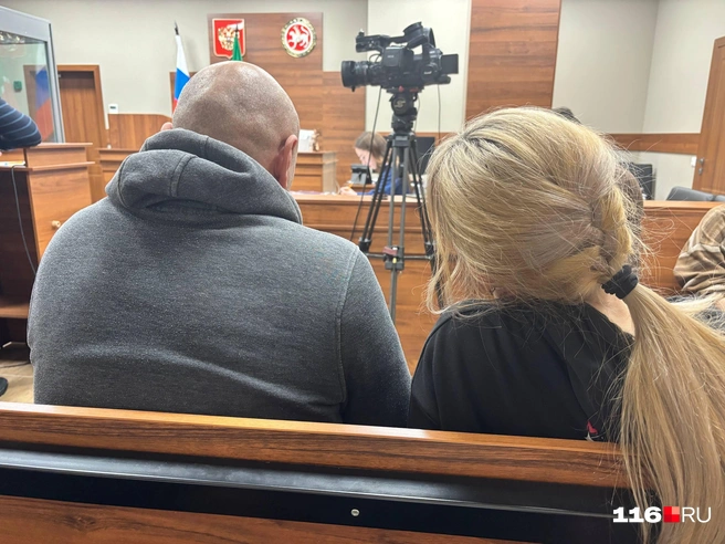 Женщина справа пришла его поддержать | Источник: Регина Алтынбаева / 116.RU