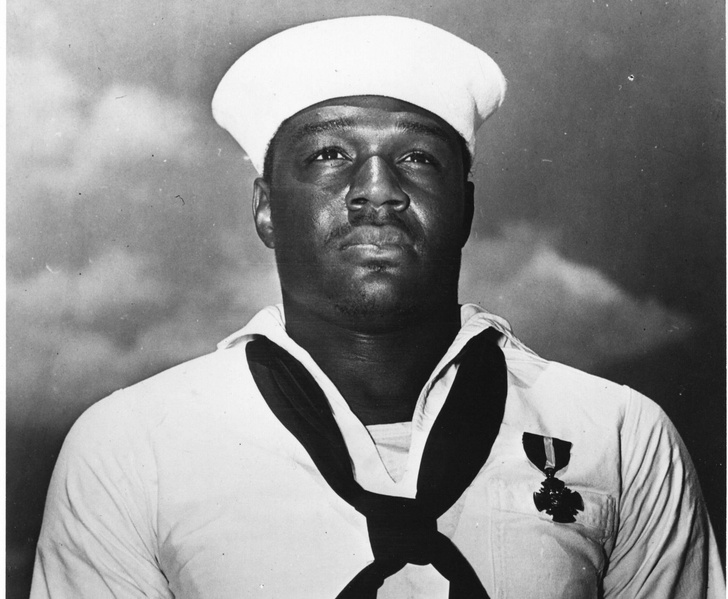 Дорис Миллер и его крест: как чернокожий моряк впервые удостоился одной из главных боевых наград США