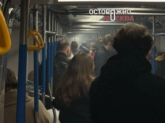 Показываем, что творилось в пострадавшем в аварии на Сокольнической линии вагоне | Источник: Осторожно, Москва / T.me