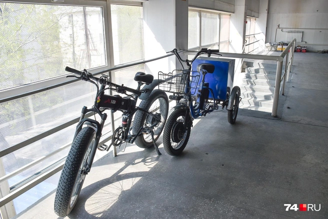 Ecoget пробовала выпускать совсем легкие трициклы для почты России, но проект не пошел, поэтому одна из таких машин теперь работает в «корпоративном парке». Кстати, чем не вариант для курьеров? | Источник: Артем Краснов