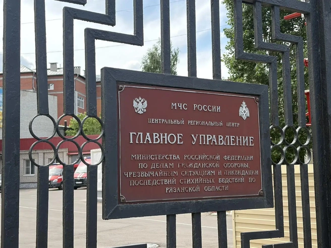 Семь человек тушили нежилое сооружение в селе Дубровичи | Источник: Дарья Ходосевич / YA62.RU