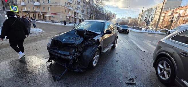 2-летняя девочка, сидевшая в этом БМВ Х5, чудом не получила тяжелых травм | Источник: читатель Voronezh1.ru