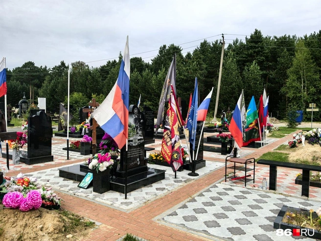 Аллея Славы находится на Чернореченском кладбище рядом с крематорием | Источник: Анастасия Шевякова / 86.RU