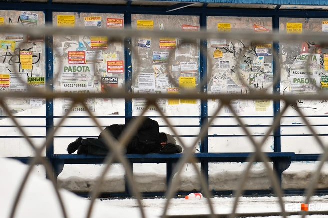 Рекрутеры набирают людей с улицы, предлагая им помощь | Источник: Артем Устюжанин / E1.RU