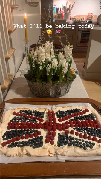 В честь годовщины Победы графиня Толстая испекла пирог с флагом Великобритании