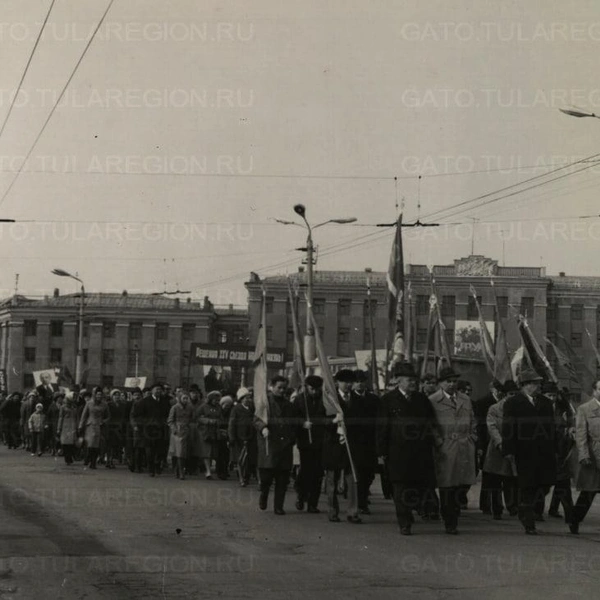 1 мая 1977 года в Туле. Колонна рабочих, под руководством партийных руководителей, идёт мимо «Трёх штыков» в районе площади Победы | Источник: Государственный архив Тульской области