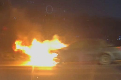 Автомобиль сгорел на севере КАД в Петербурге