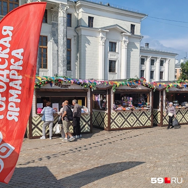 Торговые домики стоят напротив ДК Солдатова | Источник: Марина Кузнецова / 59.RU