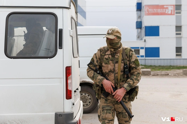 Для общей безопасности территорию патрулировал вооруженный спецназ | Источник: Алексей Волхонский / V1.RU